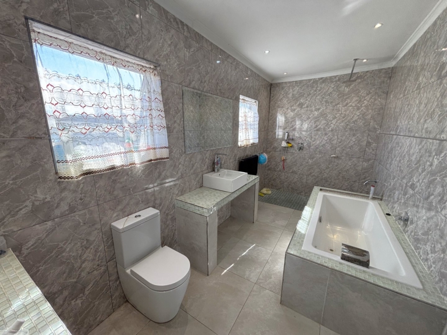 5 Bedroom Property for Sale in Pelican Heights Western Cape